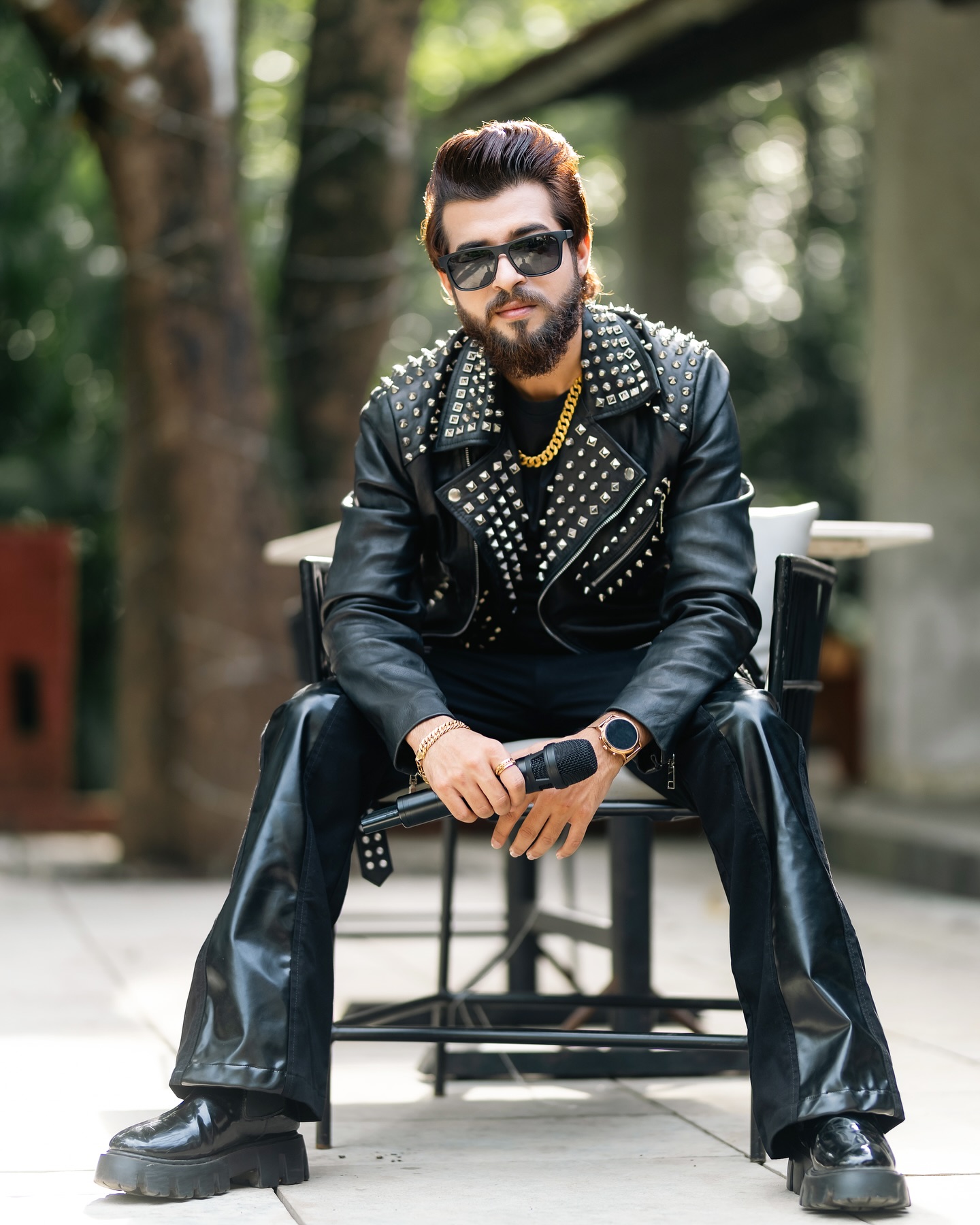 A picture of Kashish Kumar sitting with a mic in hand